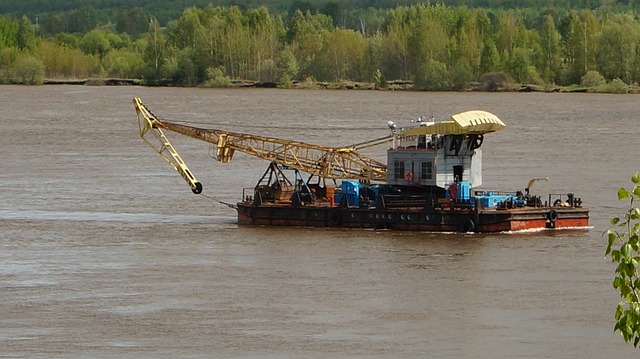 zespół organizacji pozarządowej planujący działania społeczne przy stole